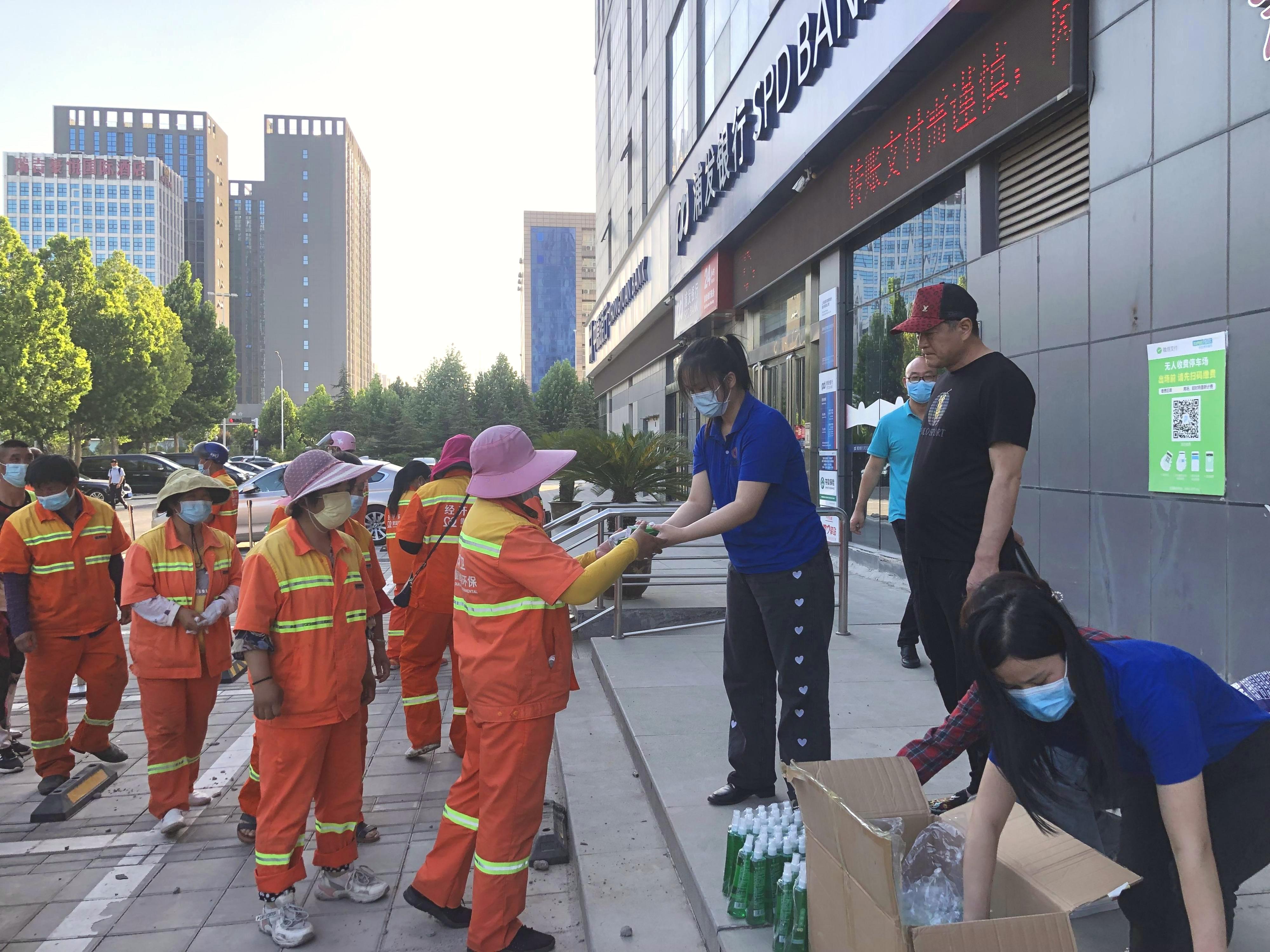 酷暑天氣，百消丹為高溫一線的他們送去一份清涼~